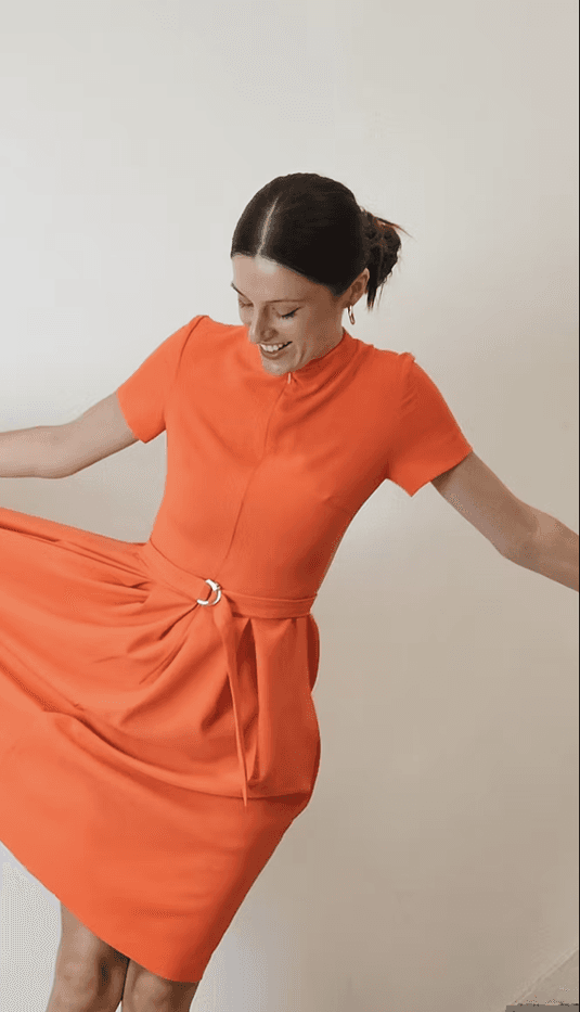 Silhouette joyeuse en robe orange, atelier Petrovitch & Robinson